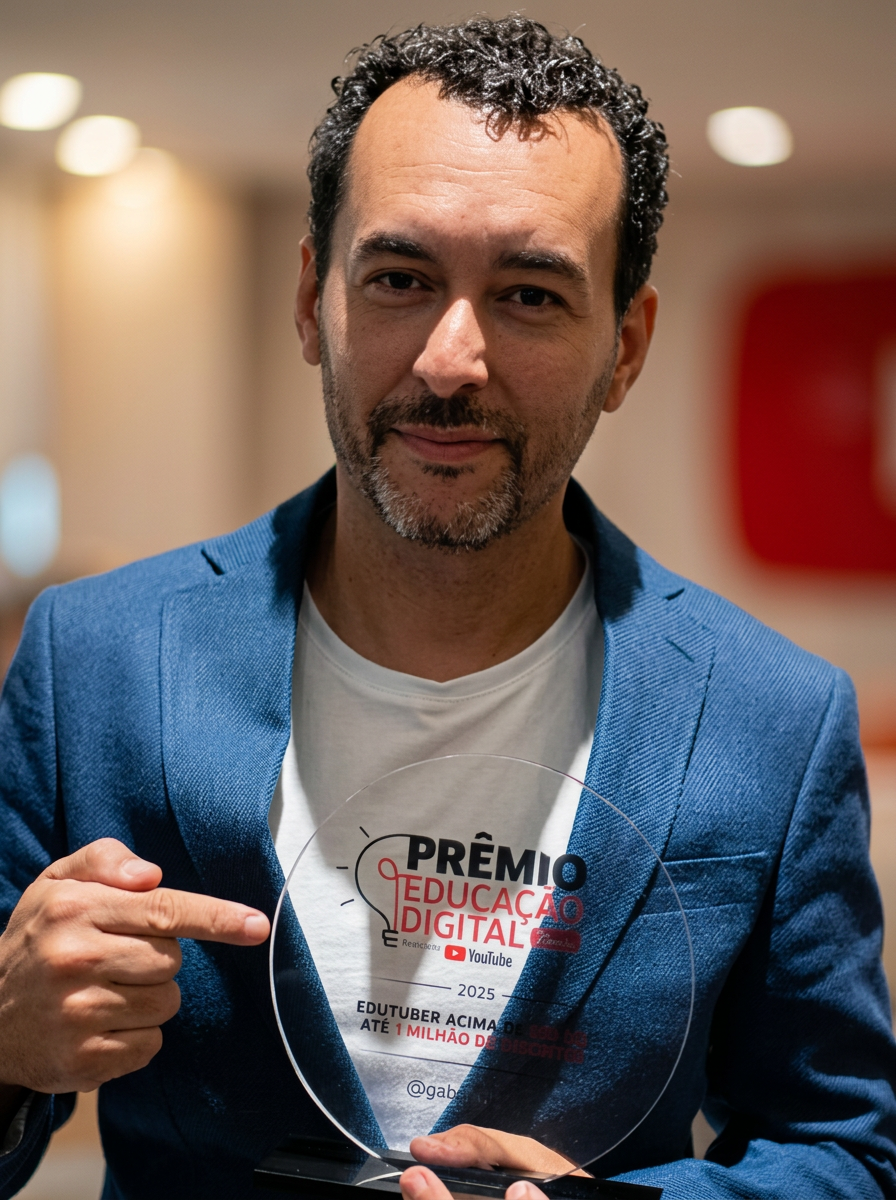 Prof. Jean Azevedo (Jeangrafia) segurando o Prêmio YouTube Educação Digital 2025